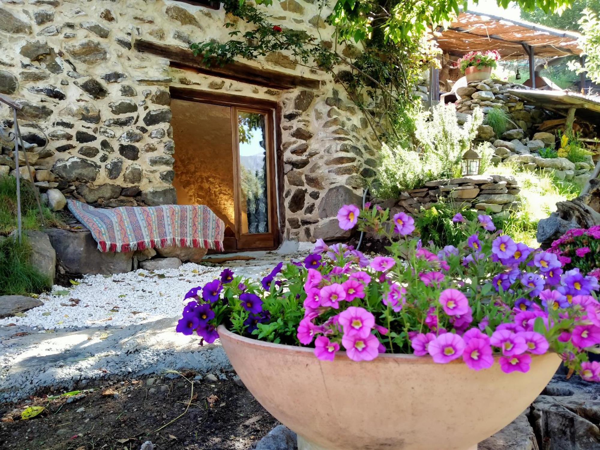 Les Toits Rouges - Le Luxe De La Simplicite Au Bout Du Sentier Acomodação com café da manhã Saint-Étienne-de-Tinée Exterior foto